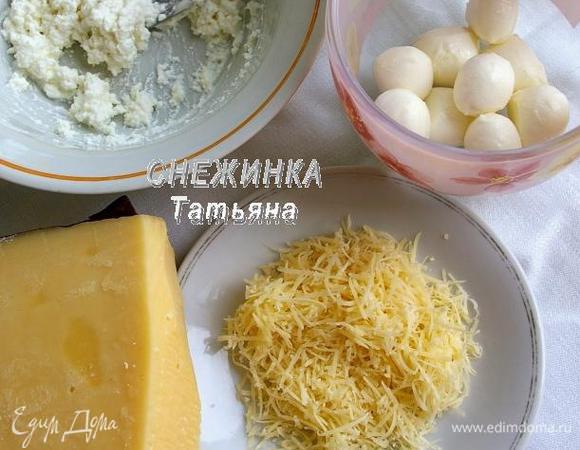 Подготовим все виды сыра. Пармезан натираем на мелкой терке. Моцареллу извлекаем из жидкости. Творожный сыр растираем.