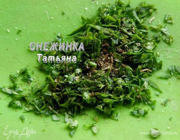 Измельчаем зелень. С тимьяна снимаем листочки. Сушеный базилик перетираем ладошками. 