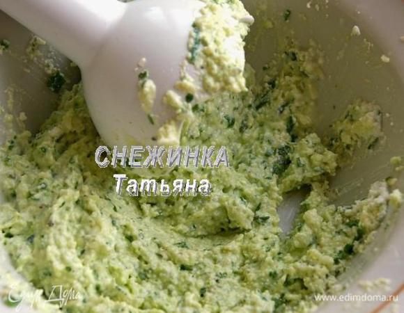 Добавляем моцареллу к остальным ингредиентам. Пробиваем смесь погружным блендером до однородности.