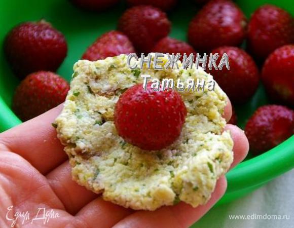 Формируем сырные шарики. Предварительно очищаем от хвостиков и промываем клубнику, даем стечь воде. Берем немного сырной массы, формируем круг, в центр которого кладем ягоду клубники. Затем соединяем концы и, прокатывая между ладоней, делаем шарик.