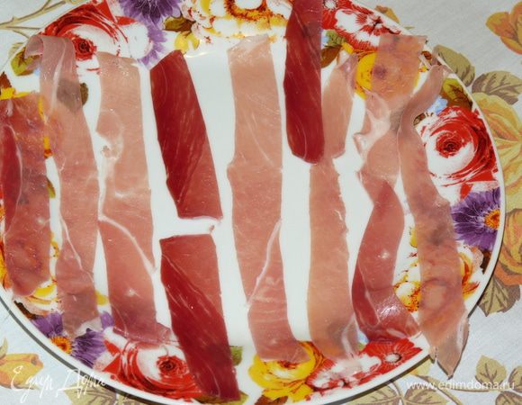 Хамон нарезать узкими полосками.