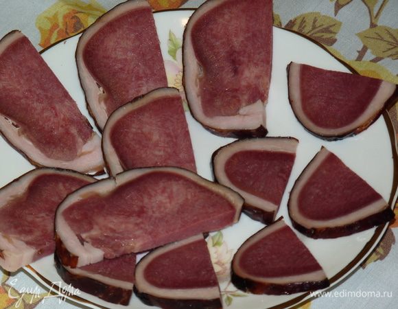 Язык нарезать. У меня покупной, получились полукольца.