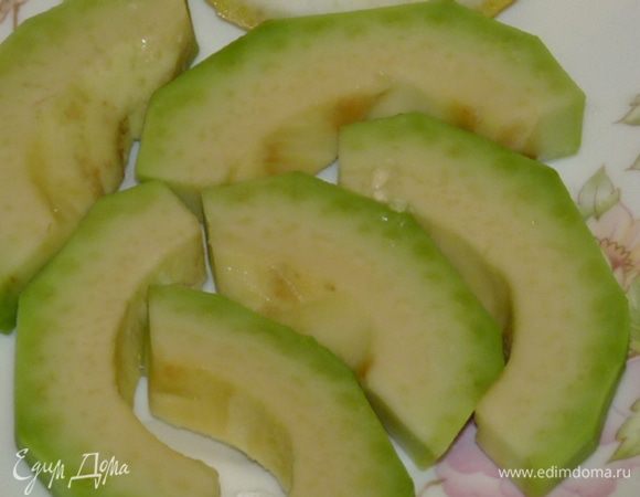 Авокадо нарезать полукольцами и сбрызнуть лимонным соком.