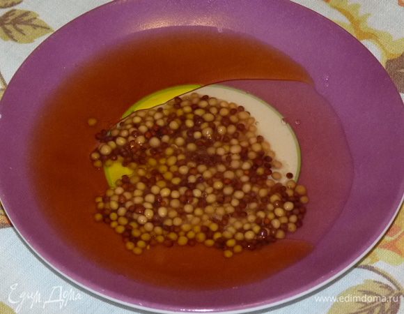 Для заправки соединить масло, горчицу и белый бальзамический уксус.