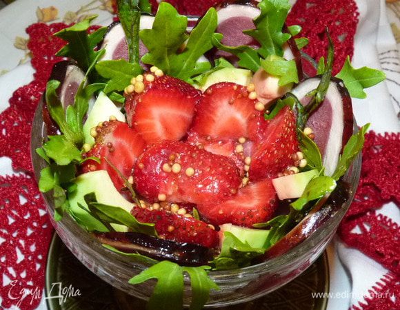 Добавить к салату язык. Разрезать клубнику пополам и выложить сверху. Полить оставшейся заправкой. Салат готов!