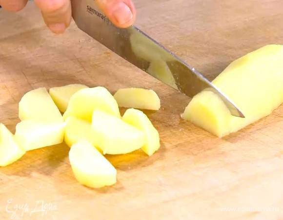 Картофель отварить в мундире, затем почистить и нарезать небольшими кусочками.