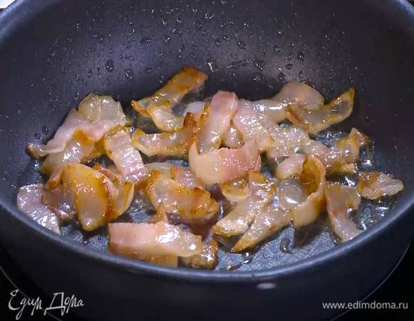 Разогреть в отдельной сковороде оставшееся оливковое масло и обжаривать бекон до появления румяной корочки, затем отправить к картофелю с луком.