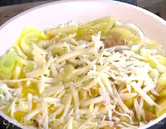 Сыр натереть на крупной терке и посыпать тортилью, накрыть сковороду крышкой и все немного обжарить.