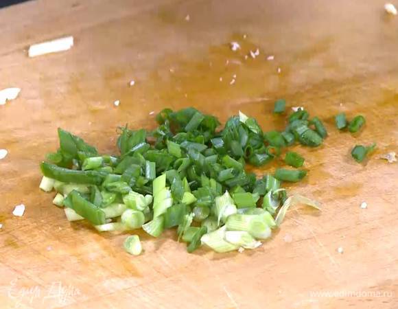 Зеленый лук тонко порезать наискосок.