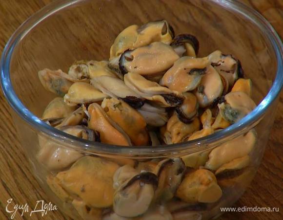 Мидии предварительно разморозить.