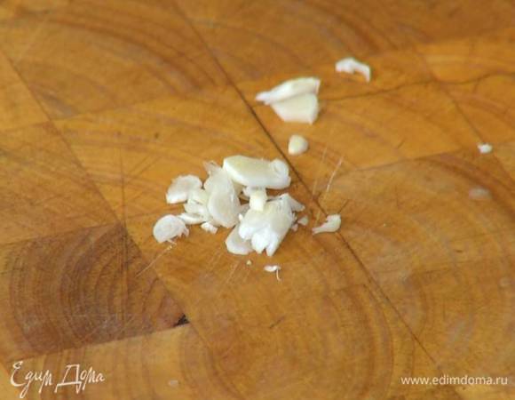 Чеснок почистить и мелко порубить.