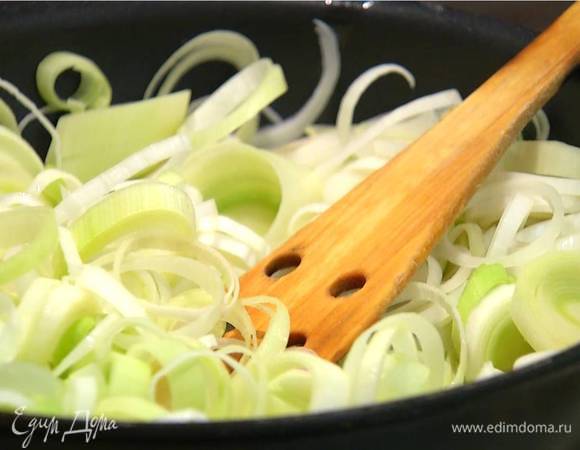 Растопить в сковороде 100 г сливочного масла и обжарить лук и чеснок до прозрачности.
