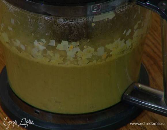 Готовые мидии посолить и вместе с соусом измельчить в блендере в однородную массу.