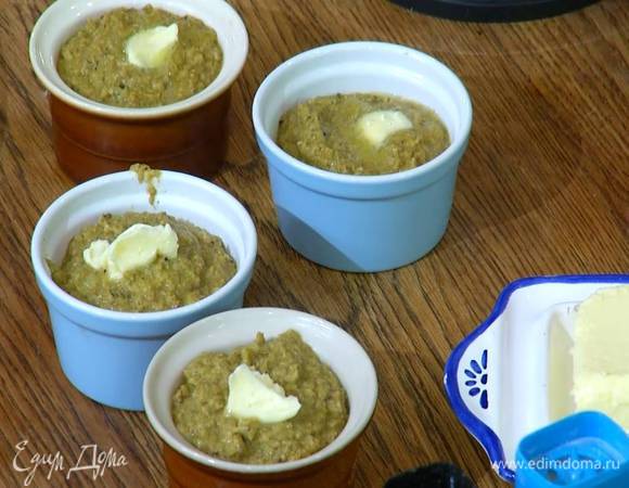 Разложить паштет в небольшие керамические формы, сверху поместить по 1/2 ч. ложки предварительно размягченного сливочного масла и дать ему полностью растаять.