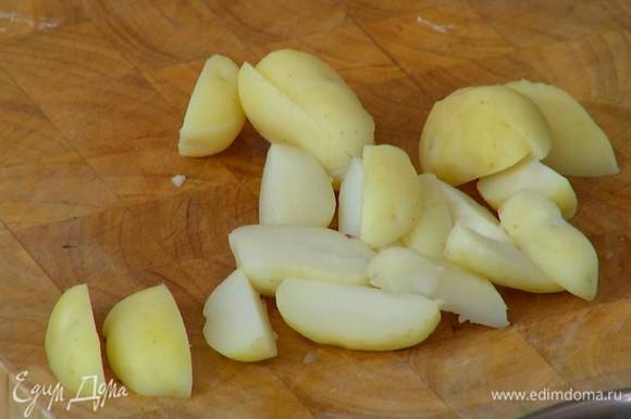 Отваренный картофель разрезать вдоль на 4 части.