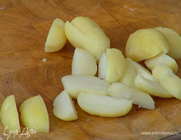 Отваренный картофель разрезать вдоль на 4 части.