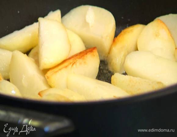 В глубокой сковороде разогреть оливковое масло и обжарить картофель до золотистой корочки.