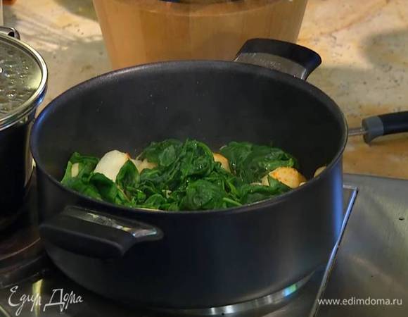 К обжаренному картофелю добавить шалот и шпинат, накрыть сковороду крышкой, уменьшить огонь и дать шпинату привять.