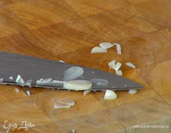 Чеснок почистить и мелко порезать.