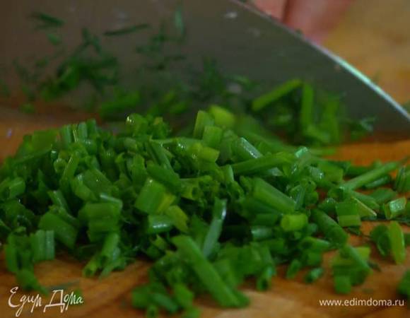 Укроп, петрушку и шнитт-лук мелко порубить.