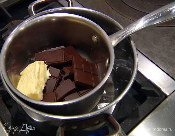 Шоколад поломать небольшими кусочками, выложить в кастрюлю, добавить предварительно размягченное сливочное масло и растопить все на водяной бане.