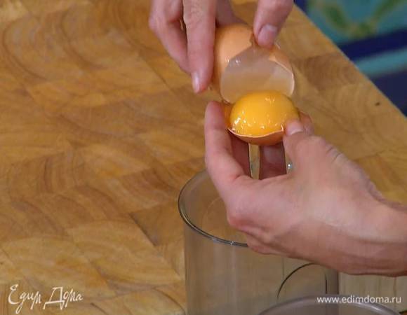 Белки отделить от желтков.