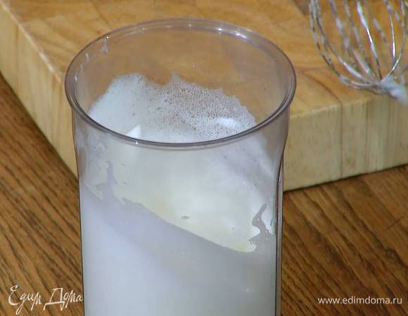 Взбить белки блендером с насадкой-венчиком в пышную, воздушную массу.