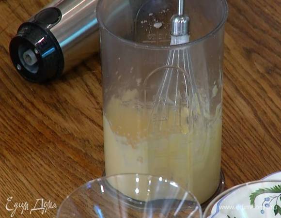 К желткам добавить сахар и взбить блендером с насадкой-венчиком, так чтобы сахар полностью растворился.