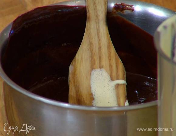 В растопленный шоколад с маслом влить взбитые желтки и вымешать все деревянной лопаткой.