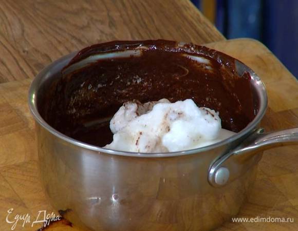 Небольшими порциями ввести взбитые белки, каждый раз вымешивая венчиком.