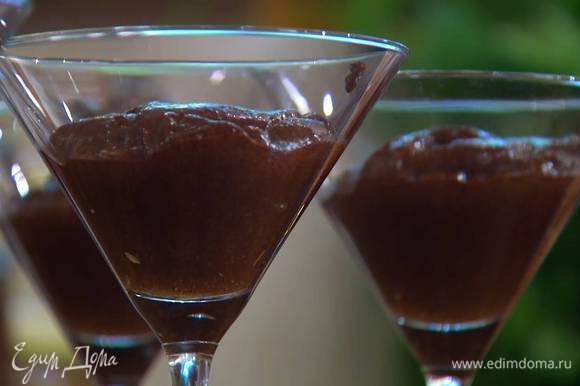 Шоколадный мусс разложить в бокалы для мартини и отправить в холодильник.