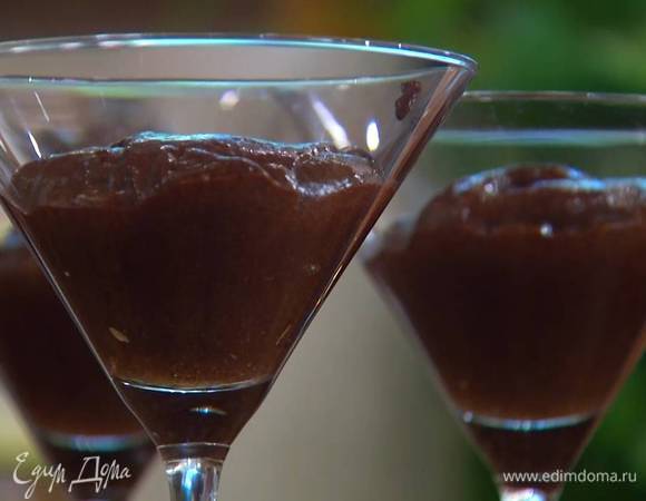Шоколадный мусс разложить в бокалы для мартини и отправить в холодильник.