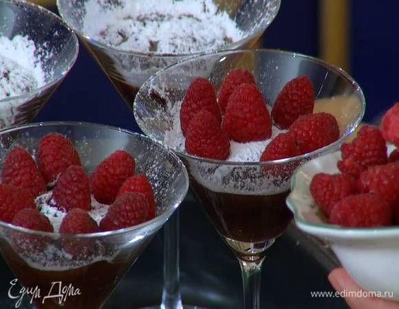 Охлажденный мусс посыпать сахарной пудрой и украсить малиной.