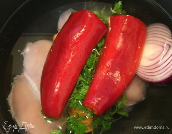 Отварите куриные грудки вместе с болгарским перцем, красным луком, сельдереем, морковью и петрушкой.