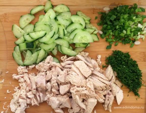 Нарежте: огурец, укроп, зеленый лук и куриные грудки.