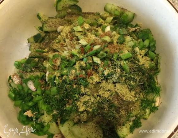 Переложите все в миску, добавьте специи (нам понадобится сухая аджика, если ее у вас нет, то можно пропустить этот шаг) и аккуратно перемешайте.