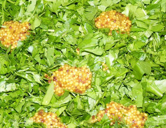 Посолить по вкусу, сбрызнуть соевым соусом, перемешать. Заправить маслом. Сверху — французская горчица в зернах. Иногда я так и оставляю (если много гостей) в глубоком салатнике. 