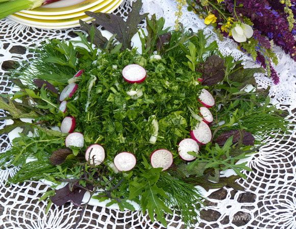 Украсить блюдо листьями зелени, подавать сразу после приготовления. Украсить по вкусу. Готово!