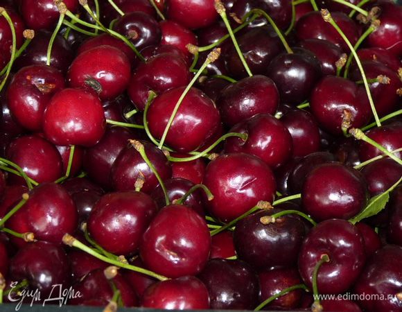 Вишню (черешню) вымыть, чуть просушить на бумажном полотенце и сложить в 3-х литровую банку. Залить водкой.