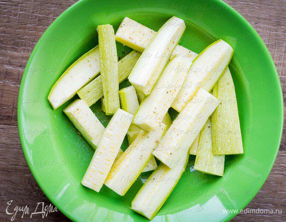 Кабачки нарезаем брусочками или кружочками — как вам больше нравится, солим. Через 10 минут, когда овощи дадут сок, промакиваем бумажным полотенцем и посыпаем мукой.