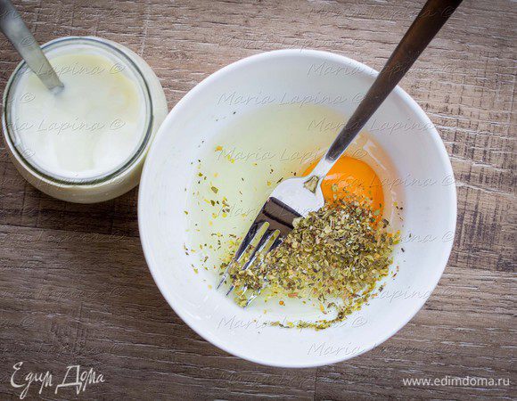 Приготовим кляр. В миске смешаем яйцо, соль, сушеные травы.