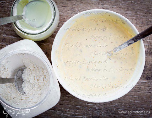 Всыпаем муку, помешивая. Тесто должно получиться, как густая сметана.