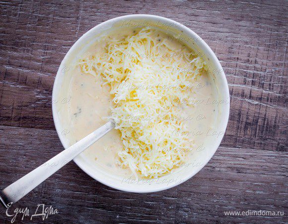 Натрем сыр на мелкой терке и добавим в кляр.