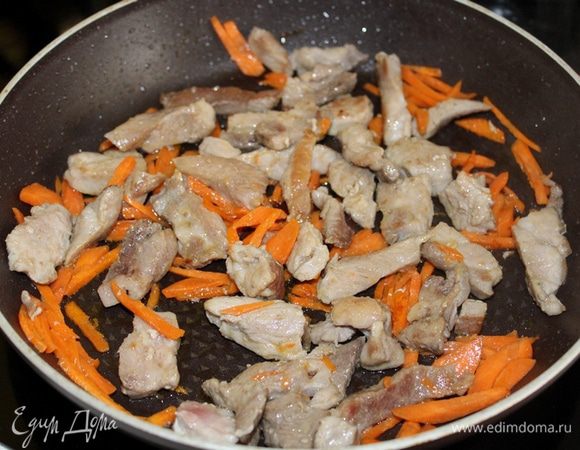Обжарьте кусочки мяса на растительном масле, затем добавьте морковь соломкой, обжарьте 3-4 минуты.