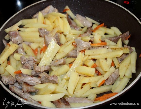 Картофель нарежьте брусочками, помешивая обжарьте до полуготовности.