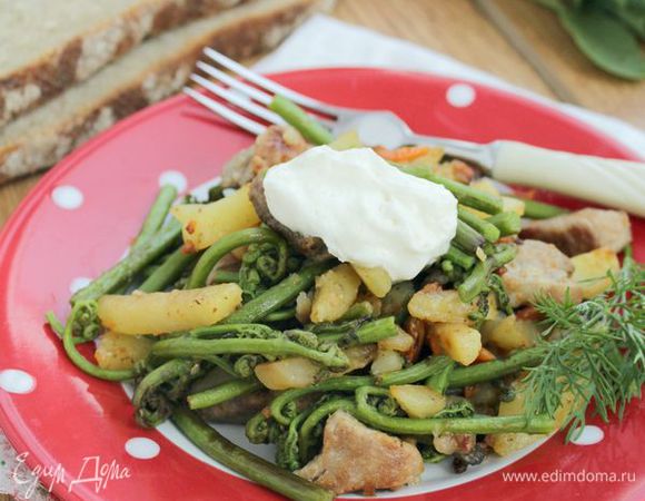 Последним штрихом будет сметана, ее можно добавить прямо в сковороду или добавить уже в тарелку.
Сочетание сметаны и папортника дает удивительное послевкусие грибов.