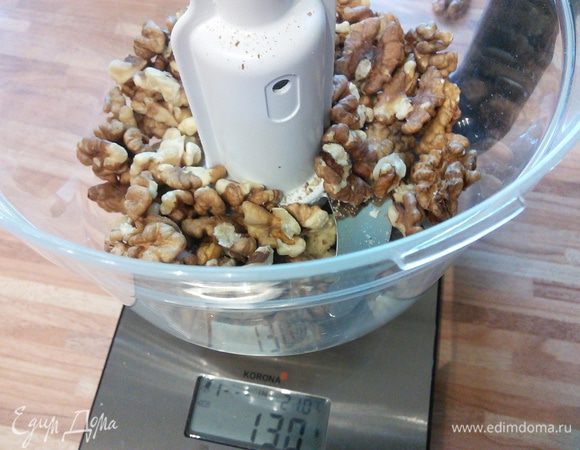 Орехи смолоть в мелкую крошку. Используйте для этого блендер. 