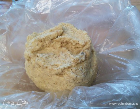 Замесите тесто, соберите в комок, заверните в пленку и положите в холодильник мин. на час. 