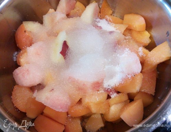 Займемся курдом. Персики бланшировать в кипящей 3 мин, снять кожицу и мелко нарезать. В ковшике соединить персики со 100 г сахара и 3 ст л воды, довести до кипения и поварить минут 10 или до мягкости. 
