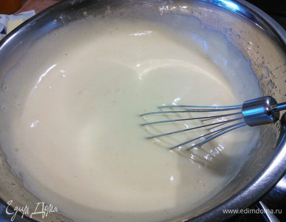 Мешать необходимо постоянно, чтобы курд не превратить в омлет. Когда масса начинает загустевать, она меняется от пышной пенки до кремовой консистенции. 